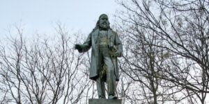 La statua di Albert Pike