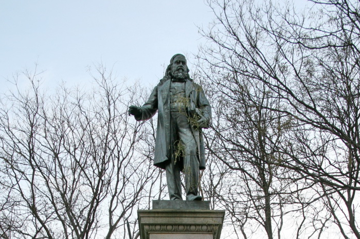 La statua di Albert Pike